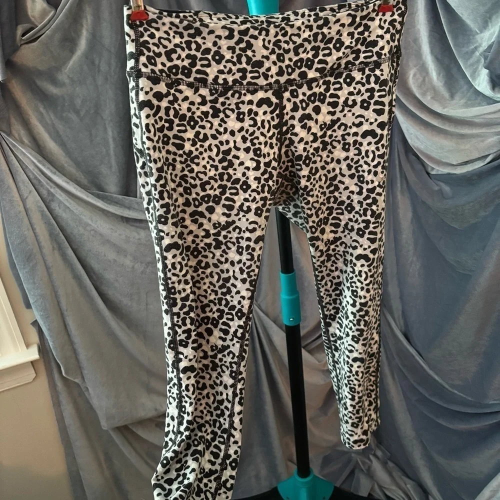Nike Dri-Fit Leopard Print Legging capris size small